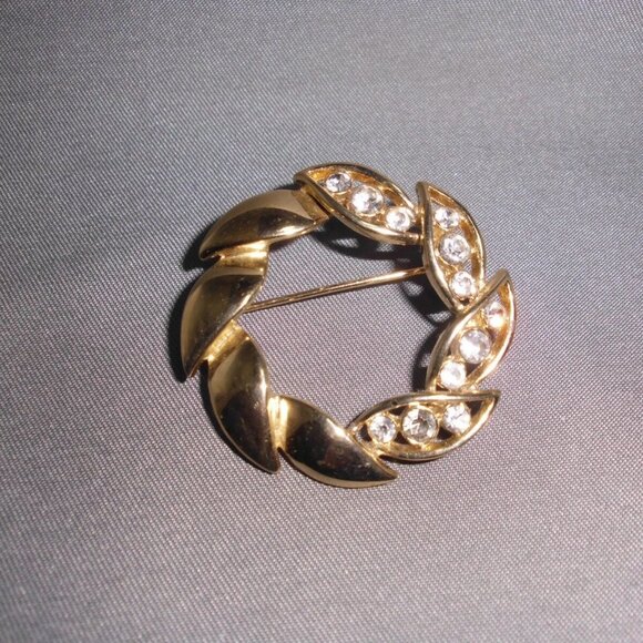 Vintage Gold Toned CZ Cubic Zirconia Wreath Pin - Picture 1 of 4